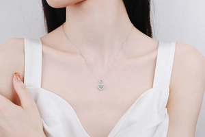 Gros plan du pendentif cœur en moissanite avec serti micro-pavé sur une chaîne en argent