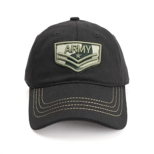 Dettaglio del cappellino da baseball in cotone con ricamo stella ARMY stile camouflage