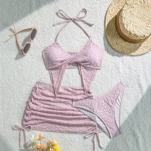 Detailansicht des lavendelfarbenen 3-teiligen Bikinis mit Strukturstoff und Rock