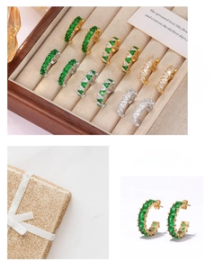 Détails des boucles d'oreilles en C avec zircons verts et clairs en forme de cœur