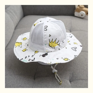 Dettaglio del cappello da sole per neonati con rete traspirante e corda antivento regolabile