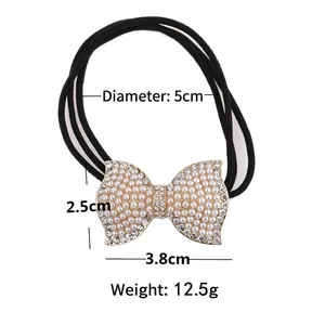 Élastique à cheveux avec un nœud orné de strass brillants et de perles blanches