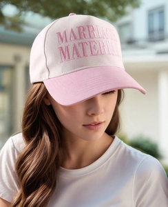 Detail der rosa Stickerei 'MARRIAGE MATERIAL' auf cremefarbener Baumwoll-Basecap