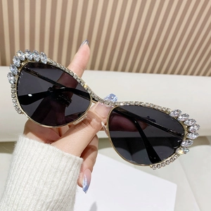 Lunettes de soleil œil de chat tendance avec monture dorée et strass en cristal brillants