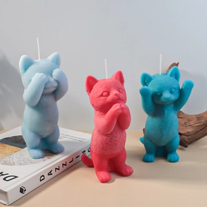 Vue détaillée des moules en silicone pour bougies chats en trois poses mignonnes