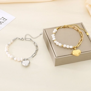 Détail des bracelets en perles dorées et argentées avec pendentif cœur et chaîne