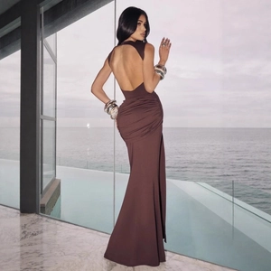 Robe longue dos nu marron foncé avec détails plissés et coupe moulante élégante