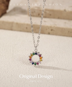 Nahaufnahme der S925 Sterlingsilber-Halskette mit buntem Regenbogen-Ringanhänger