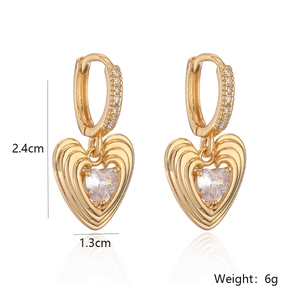 Boucles d'oreilles cœur dorées avec grand zircon cubique et détails gravés