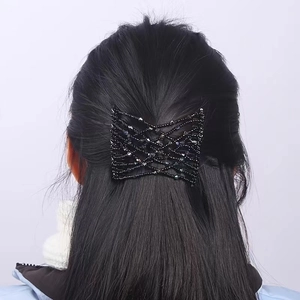 Dettaglio di un pettine magico elastico con perline nere per lo styling di uno chignon