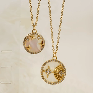 Collier plaqué or 18 carats avec pendentif étoile en nacre et zircons blancs