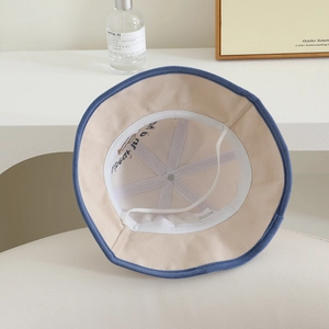 Détail de l'intérieur du chapeau bob pour bébé avec tissu en coton et cordelette réglable