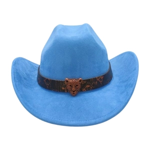 Dettaglio cappello da cowboy celeste in scamosciato con fibbia a testa di leopardo