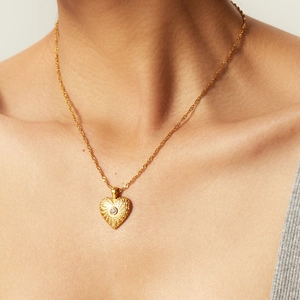 18K gold plated heart necklace with geometric texture and central zircon on twist rope chain