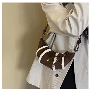 Detailansicht braune Wildleder-Halbmondtasche mit Fleece-Besatz und geknotetem Schultergurt