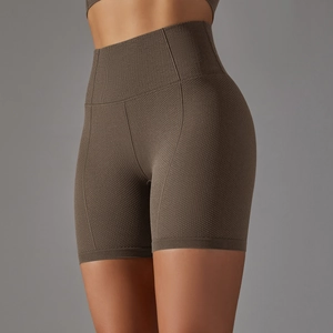 Détail du short de yoga sans couture marron café à taille haute et texture nid d'abeille