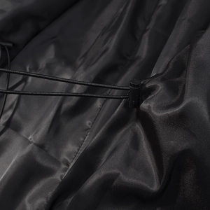 Détail du cordon de serrage réglable avec stoppeur en plastique sur la veste en cuir