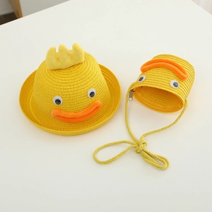 Détail du chapeau de paille jaune et sac canard de dessin animé assorti enfant
