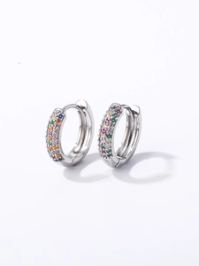 Vue détaillée des créoles en argent serties de zircons arc-en-ciel colorés en micro-pavé