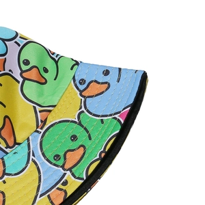 Vista dettagliata del motivo a anatra colorata e delle cuciture sulla tesa del cappello