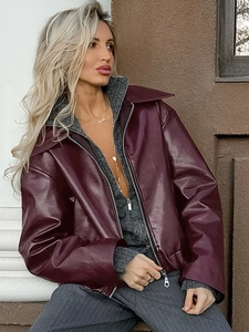 Détail de la veste en similicuir bordeaux avec fermeture éclair et style motard urbain