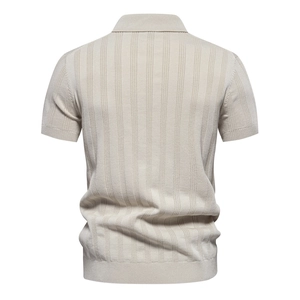 Rückansicht des beigefarbenen Herren-Strick-Poloshirts mit vertikaler Rippenstruktur