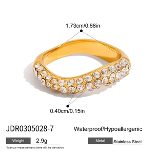 Anillo de acero inoxidable dorado ondulado con tres filas de pedrería de cristal claro