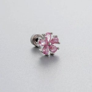 Clou d'oreille fleur en acier titane argenté avec zircon rose et fermoir à vis sécurisé