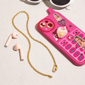 Detalle de funda retro rosa con cadena de oro de 18K y anillo floral a juego
