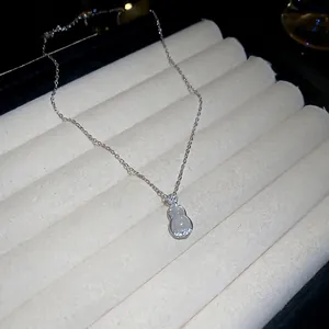 Collier élégant avec pendentif en zircon blanc laiteux et chaîne en argent