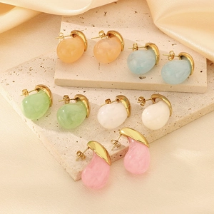 Orecchini a goccia in resina e acciaio dorato disponibili in 5 colori vivaci candy