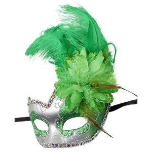 Dettaglio della maschera d'argento con piume verdi, paillettes e fiori di seta decorati