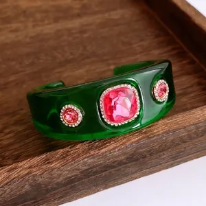 Vintage grüner Harzarmreif mit rosa Kristall-Strasssteinen im luxuriösen Mode-Stil