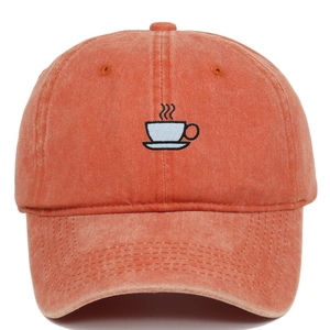 Détail de la broderie de tasse à café sur casquette en coton délavé orange brique