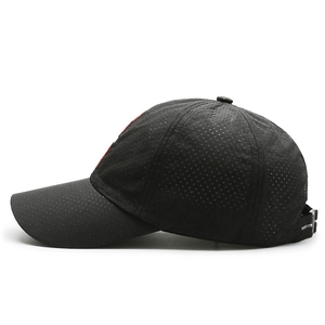 Berretto da baseball in mesh nero traspirante con visiera curva in tessuto ad asciugatura rapida