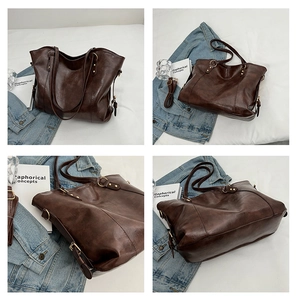 Vues détaillées d'un sac cabas en cuir marron foncé montrant la texture et les ferrures