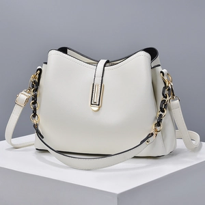 White shoulder bag with grainy texture, gold hardware and bicolor chain handle details