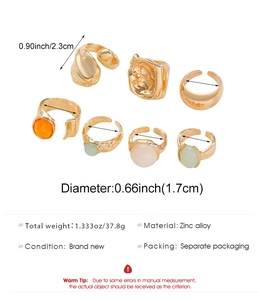 Detailansicht des 7-teiligen Ring-Sets aus goldener Zinklegierung mit Edelsteinimitaten