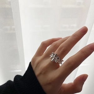 Silberner Wellenring mit Stachel-Design und Zirkonia-Mikropflaster auf dem Finger