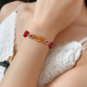 Détail du collier de fleurs colorées en perles montrant un artisanat fait main précis