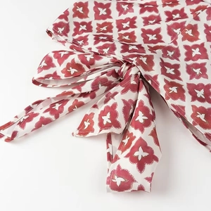 Détail du haut dos nu à imprimé floral rouge avec un nœud papillon délicat