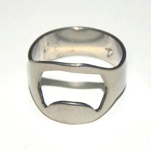 Macro de la bague décapsuleur en acier inoxydable argenté sur fond gris neutre