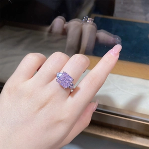 Vue macro d'une bague en zircone rose avec pierres latérales en forme de goutte