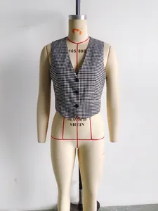 Détail du gilet à motif pied-de-poule avec col en V et trois boutons noirs élégants