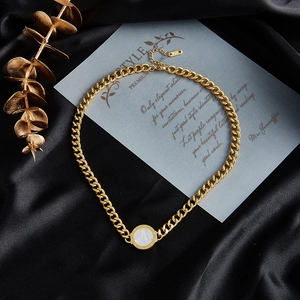 Collana vintage in acciaio inossidabile dorato con pendente rotondo bianco in madreperla