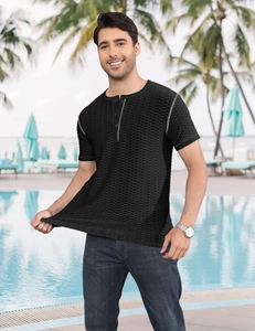 Dettaglio del tessuto a nido d'ape nero e del collo Henley su una t-shirt sportiva da uomo