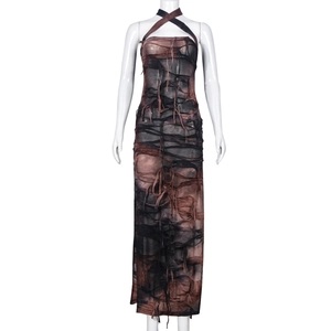 Details des Neckholder-Netzkleids mit Distressed-Struktur und Kontrastnähten