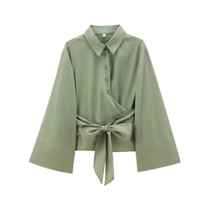 Détail d'une chemise en popeline vert citron avec nœud à la taille et manches évasées