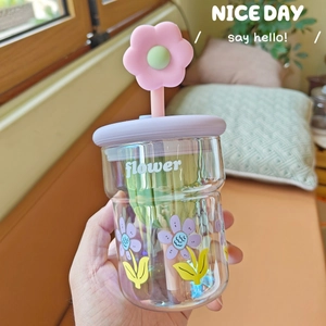 Détail d'une bouteille en verre avec fleurs, couvercle violet et paille à fleur rose 3D