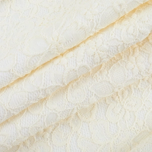 Gros plan sur un élégant tissu en dentelle ivoire avec des motifs ajourés raffinés